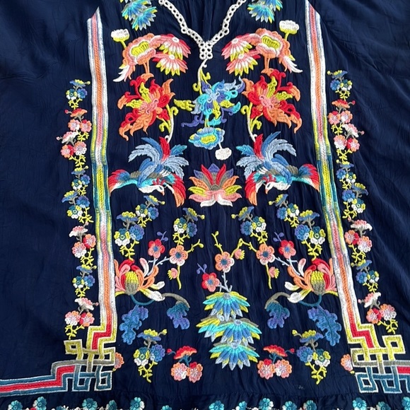 Johnny Was size M blue sky embroidered scalloped top - Picture 7 of 12